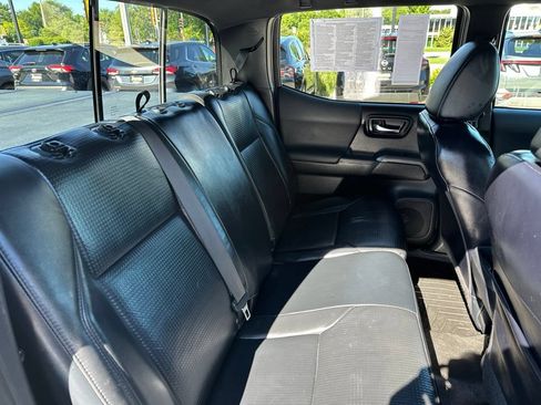 Used 2020 Toyota Tacoma TRD Sport w/ TRD Premium Sport Package AWD/4WD image 21