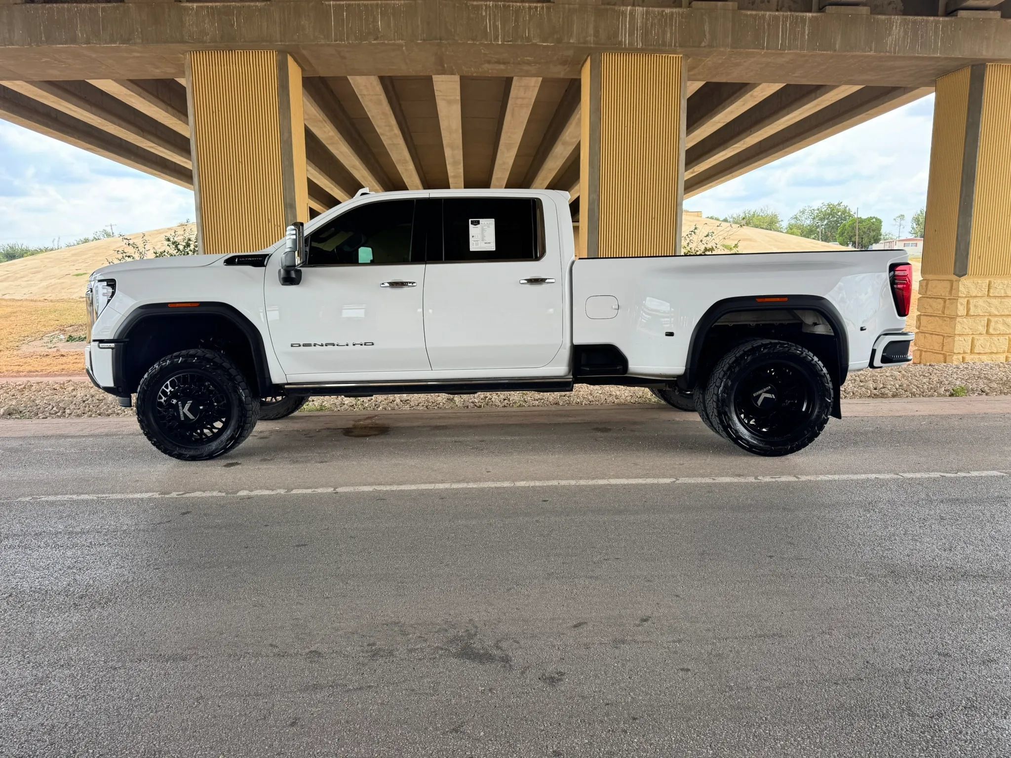 Used 2024 GMC Sierra 3500 Denali Ultimate AWD/4WD image 6