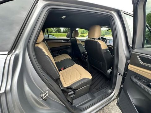 Used 2024 Volkswagen Atlas Cross Sport SE AWD/4WD image 17