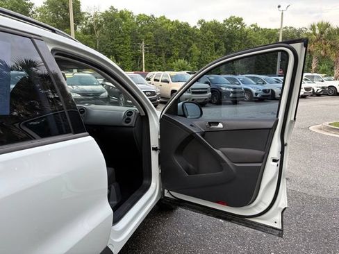 Used 2018 Volkswagen Tiguan Limited w/ Premium Package FWD image 29