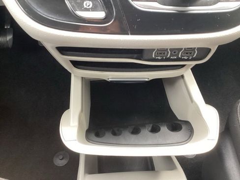 Used 2022 Chrysler Voyager LX image 23