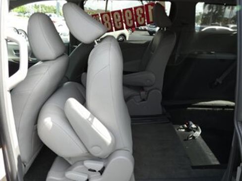 Used 2017 Toyota Sienna XLE FWD image 45