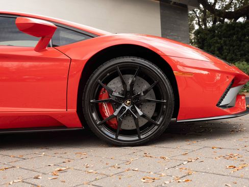 Used 2019 Lamborghini Aventador S image 5