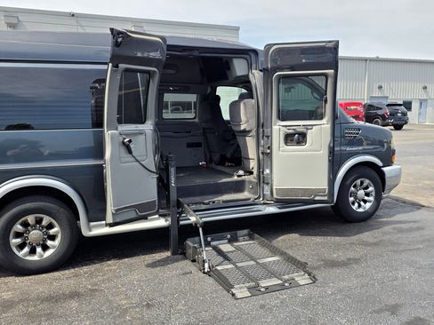 Used 2014 GMC Savana 2500 Extended RWD image 4