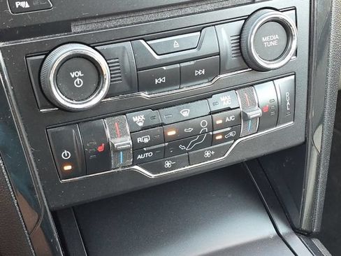Used 2018 Ford Explorer XLT w/ Equipment Group 202A FWD image 36