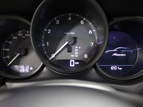 Certified 2025 Porsche Macan image 34
