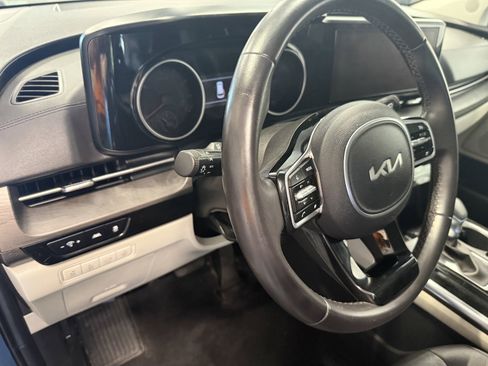 Used 2024 Kia Carnival EX FWD image 25