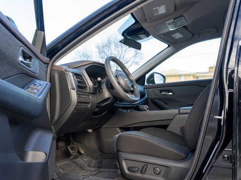 Used 2023 Nissan Rogue SV image 13