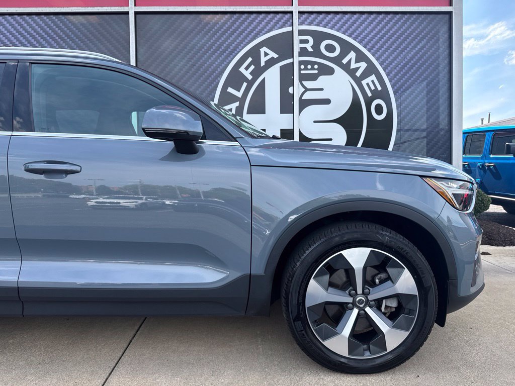 Used 2023 Volvo XC40 B5 Plus AWD/4WD image 3