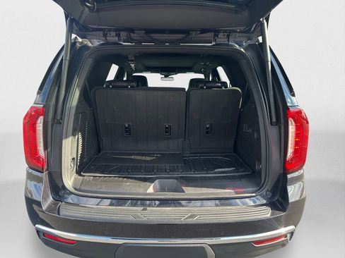 Used 2024 GMC Yukon SLT w/ SLT Premium Package image 13