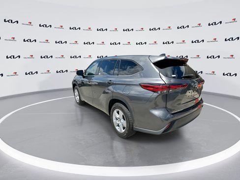 Used 2022 Toyota Highlander LE image 6