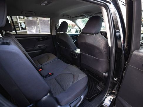 Used 2024 Toyota Highlander LE AWD/4WD image 31