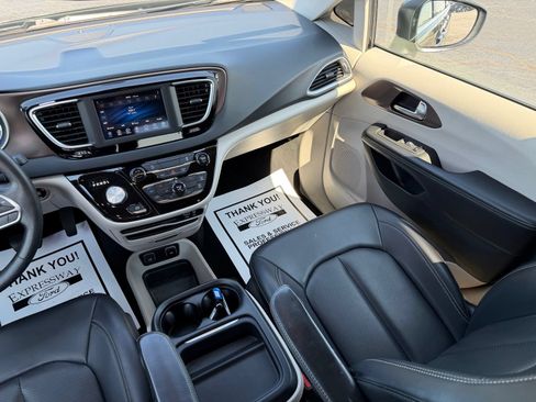 Used 2020 Chrysler Voyager Lxi FWD image 18