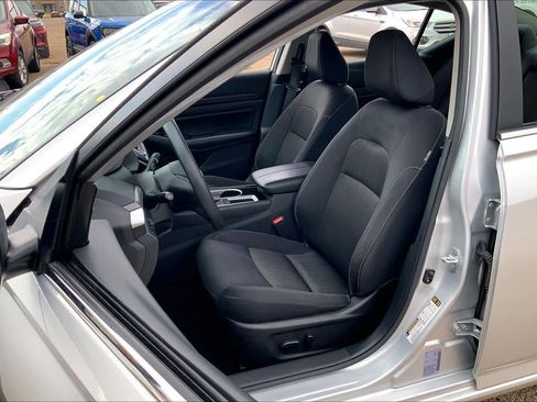 Used 2024 Nissan Altima 2.5 SV image 7