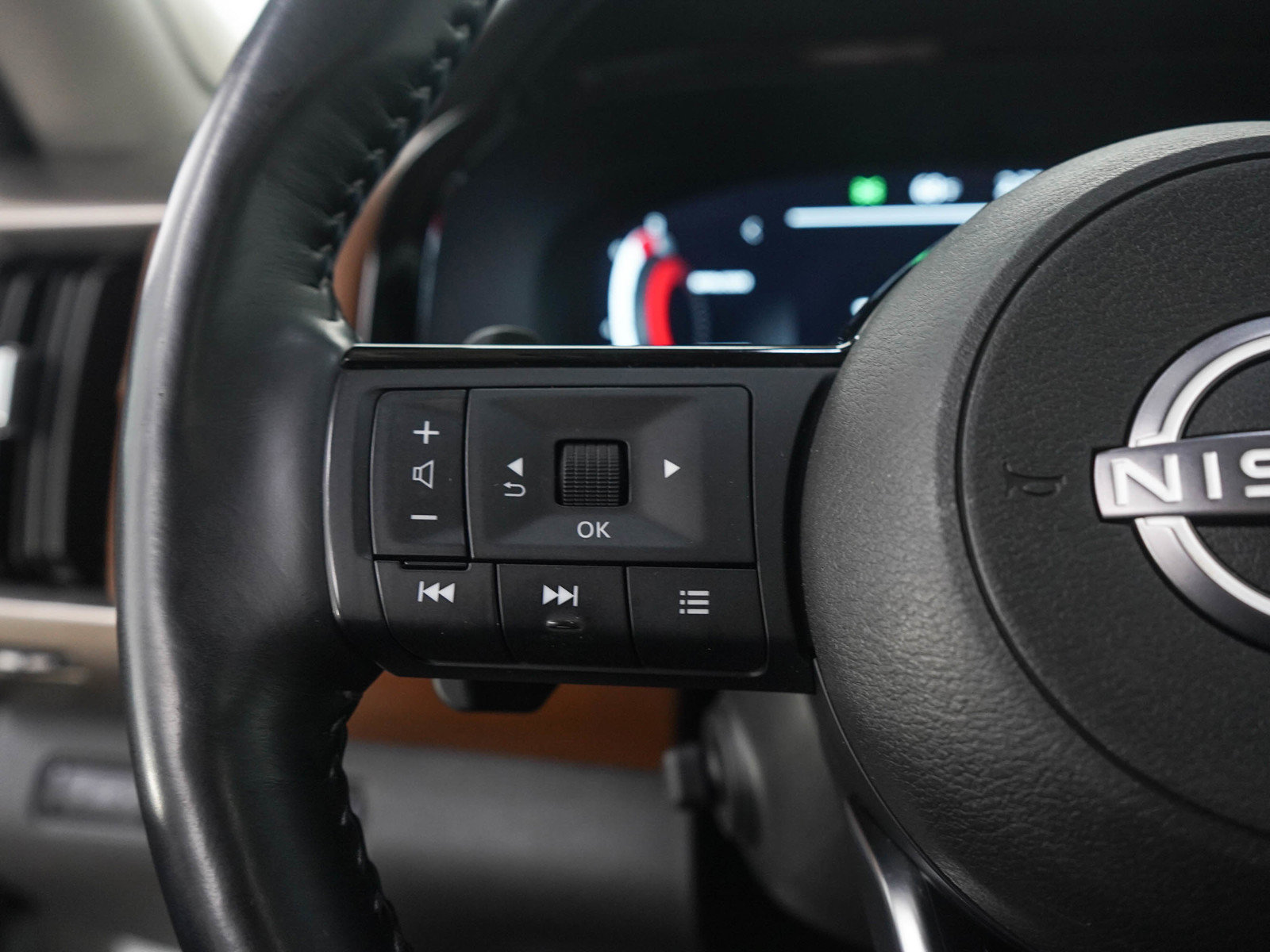 Used 2024 Nissan Pathfinder Platinum AWD/4WD image 26