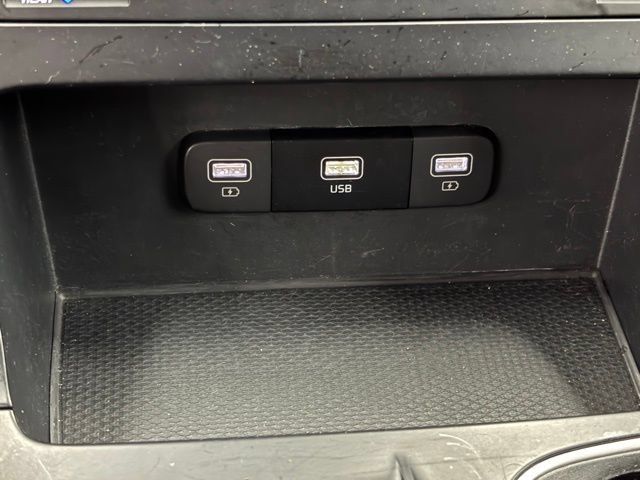 Used 2024 Kia Carnival LX FWD image 31
