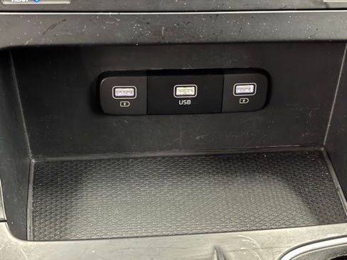 Used 2024 Kia Carnival LX FWD image 31