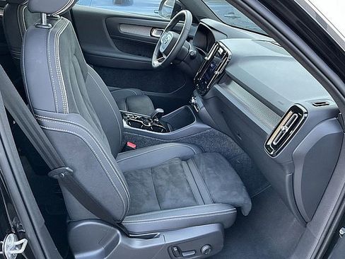 Certified 2025 Volvo XC40 B5 Plus image 21