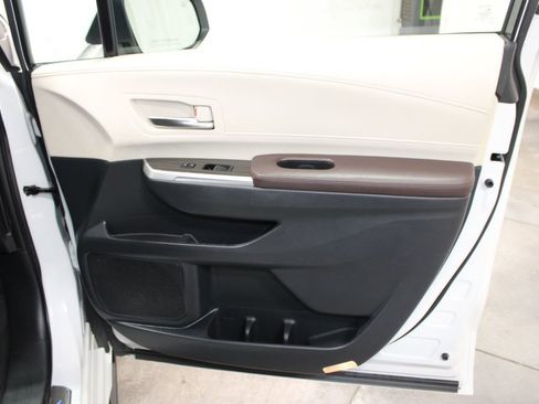 Used 2021 Toyota Sienna Platinum AWD/4WD image 29