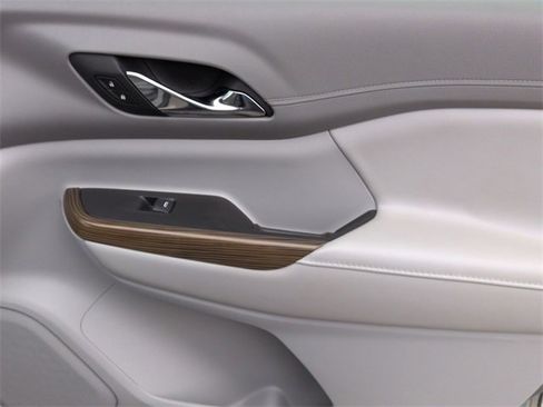 Used 2019 GMC Acadia SLE image 30