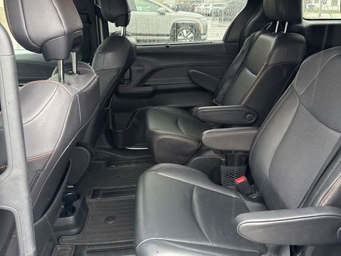 Used 2022 Toyota Sienna XSE w/ XSE Plus Package image 11