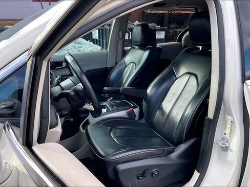 Used 2019 Chrysler Pacifica Limited w/ Tire & Wheel Group image 24
