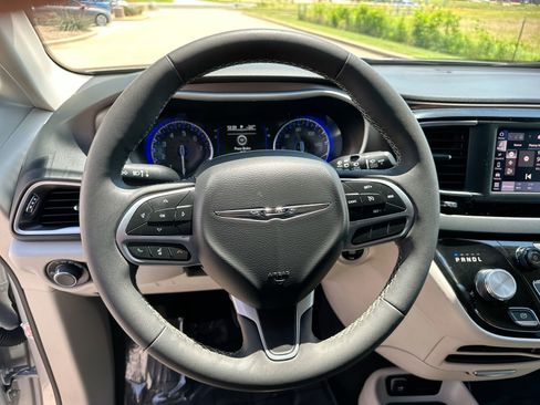 Used 2023 Chrysler Voyager LX image 26