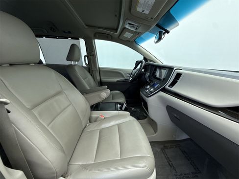 Used 2017 Toyota Sienna XLE image 14