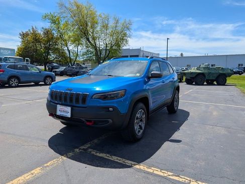 Used 2021 Jeep Cherokee Trailhawk w/ Comfort/Convenience Group AWD/4WD image 3