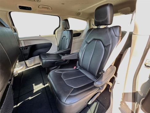 Used 2024 Chrysler Pacifica Touring-L FWD image 12