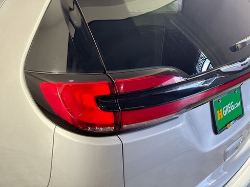 Used 2024 Chrysler Pacifica Touring-L FWD image 34
