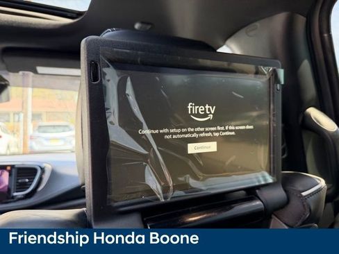 Used 2023 Chrysler Pacifica Limited w/ Uconnect Theater Family Group image 45