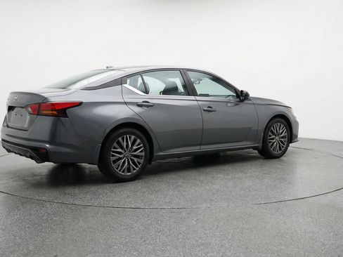 Used 2025 Nissan Altima 2.5 SV FWD image 9