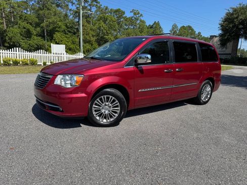 Used 2013 Chrysler Town & Country Touring-L w/ Entertainment Group #2 FWD image 31
