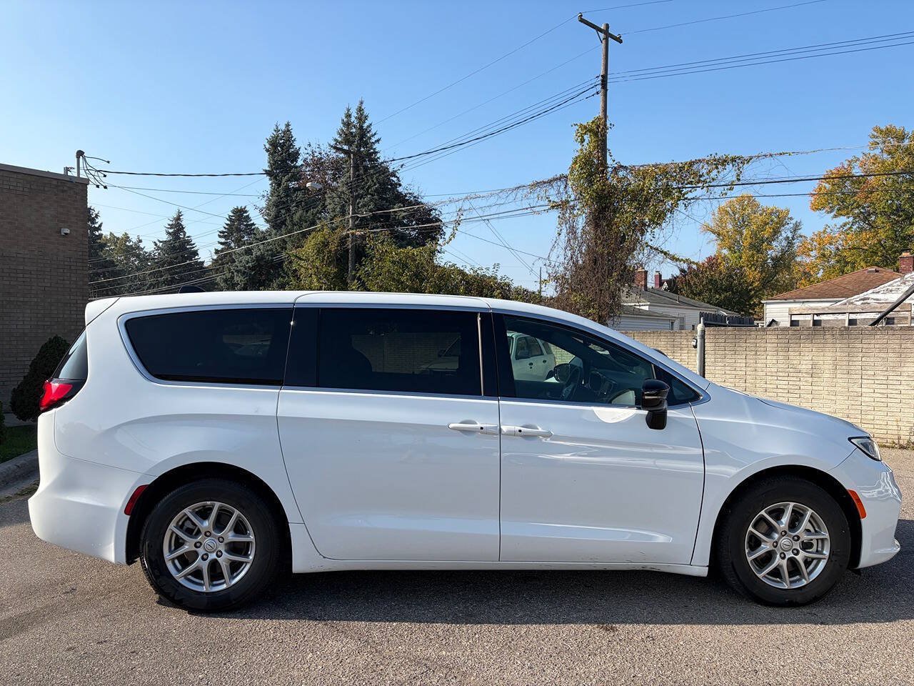 Used 2026 Chrysler Pacifica Select FWD image 4