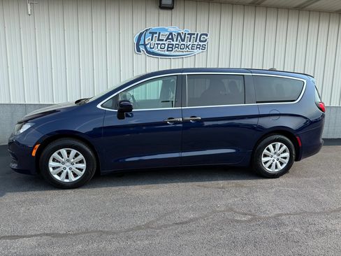 Used 2020 Chrysler Voyager L FWD image 2