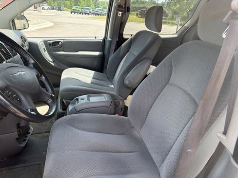 Used 2005 Chrysler Town & Country Touring FWD image 10