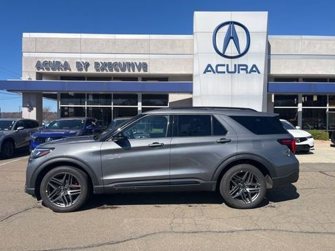 Used 2025 Ford Explorer ST-Line w/ ST-Line Street Pack image 1