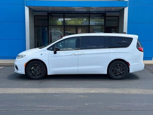 Used 2024 Chrysler Pacifica Limited FWD image 1