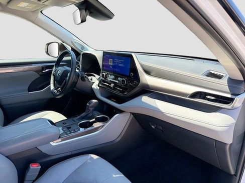 Used 2024 Toyota Highlander Limited image 14