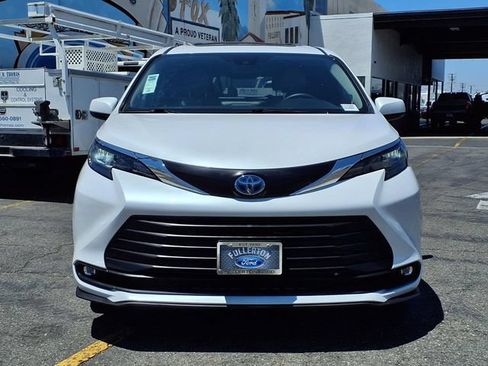 Used 2025 Toyota Sienna XLE w/ XLE Plus Package AWD/4WD image 2