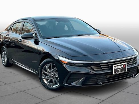 Used 2024 Hyundai Elantra SEL image 2