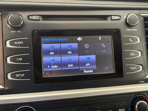 Used 2015 Toyota Highlander LE image 27