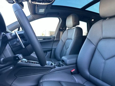 Certified 2025 Porsche Macan AWD/4WD image 5
