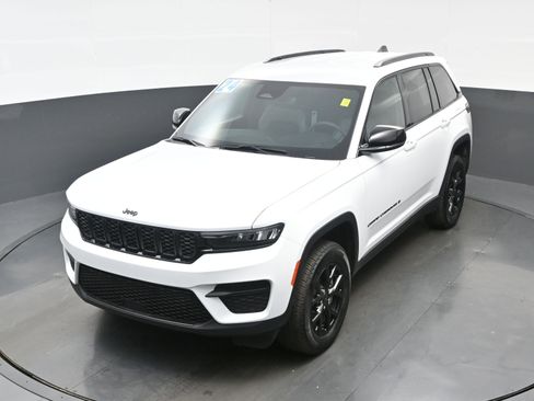 Used 2024 Jeep Grand Cherokee Altitude image 32