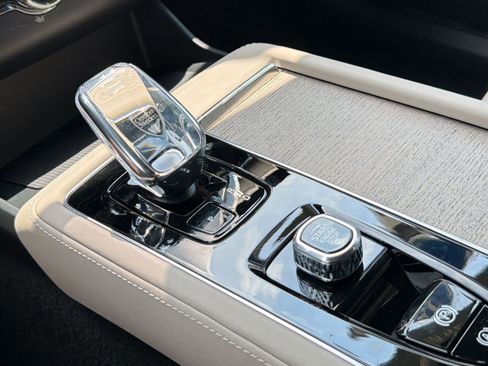 Certified 2025 Volvo XC90 B6 Plus AWD/4WD image 17
