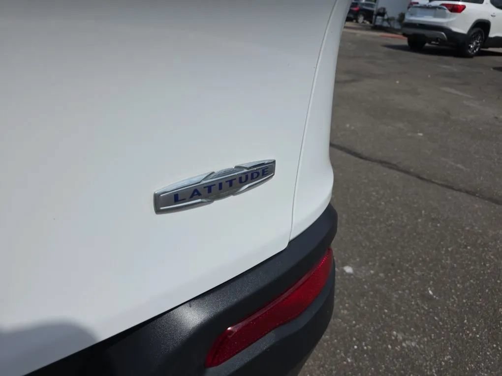 Used 2018 Jeep Cherokee Latitude Plus w/ Cold Weather Group AWD/4WD image 12
