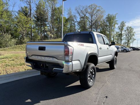 Used 2022 Toyota Tacoma TRD Off-Road AWD/4WD image 9