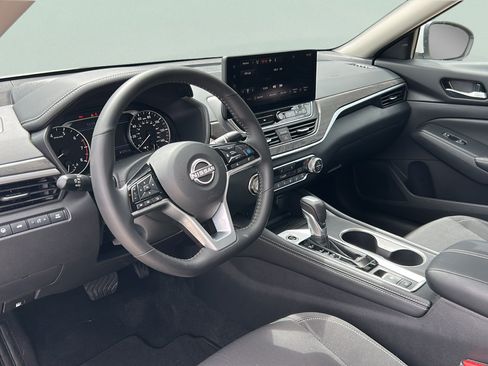 Used 2025 Nissan Altima 2.5 SV w/ SV Premium Package FWD image 11