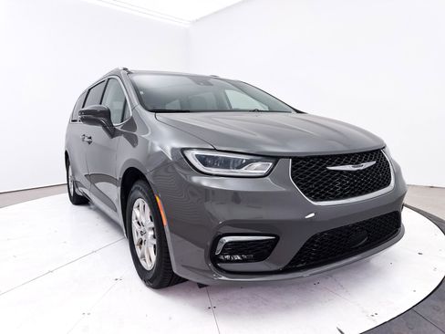 Used 2021 Chrysler Pacifica Touring-L FWD image 10